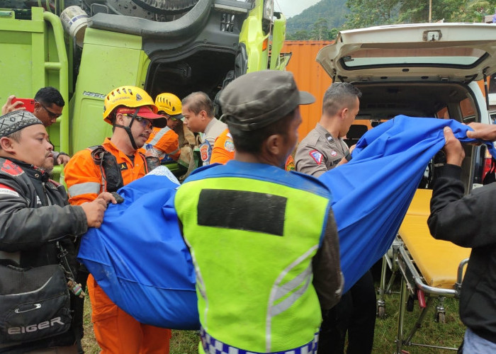 Sopir Truk Muatan Tepung Terigu yang Terjun ke Sungai sedalam 10 Meter di Gentong Tasikmalaya Dievakuasi