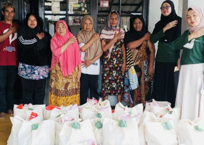RS Islam Hj. Siti Muniroh Berbagi Sembako dengan Warga Sekitar yang Membutuhkan