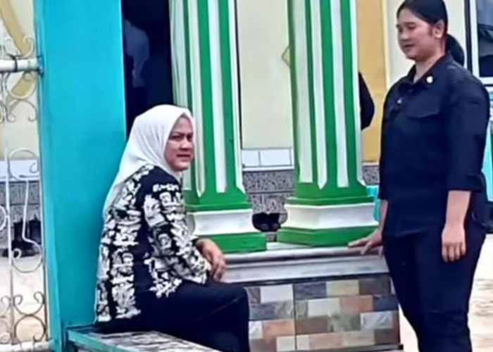 Momen Viral Ibu Negara Iriana Menunggu Presiden Jokowi di Depan Masjid