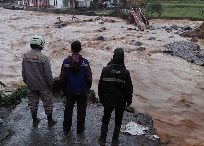 Kembali Diterjang Banjir, Jembatan Darurat di Garut Putus