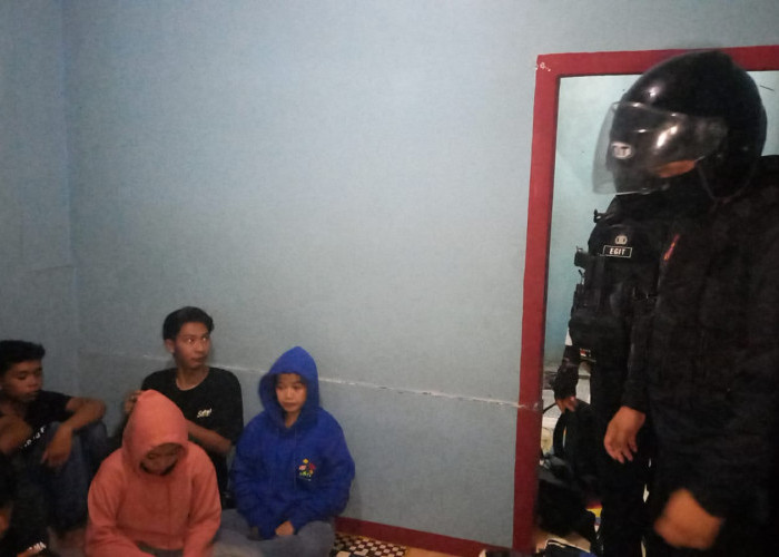 Polisi Gerebek Pesta Minuman Keras Muda-Muda Tasikmalaya di Kamar Kosan