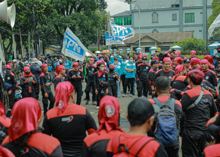Tuntut UMK Jawa Barat 2023 Naik, Buruh Lakukan Demo di Kantor Disnakertrans Jabar