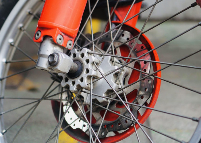 3 Tips Perawatan Sepeda Motor Honda dengan Velg Jari-Jari, Bikin Lebih Kuat dan Awet
