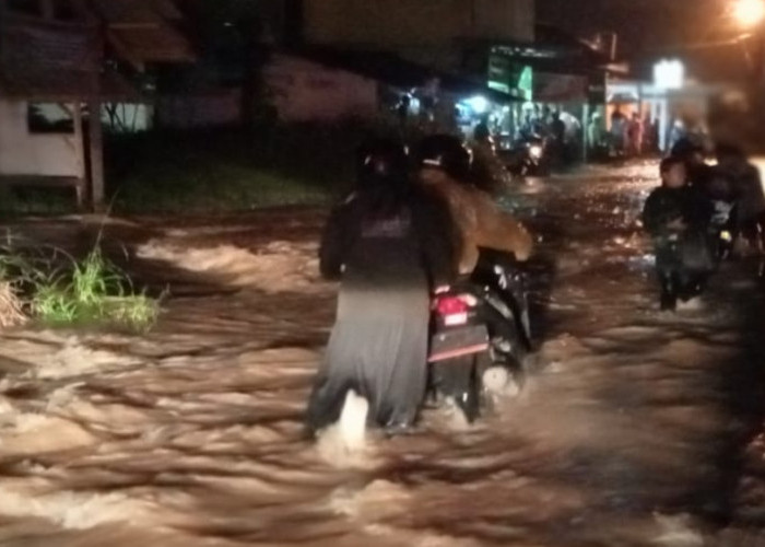 Tasikmalaya Dilanda Bencana Alam, dari Jalan Tergenang Air Banjir hingga Rumah Terbawa Longsor 