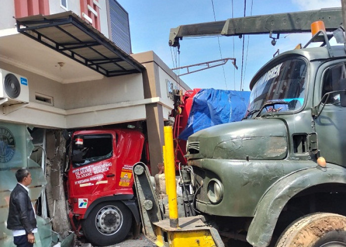 Truk Tangki Pertamina Seruduk Klinik MMC di Manonjaya Tasikmalaya, Sebelumnya Iring-iringan dengan Dump Truk 