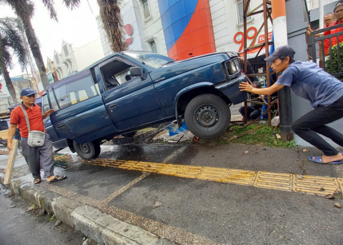 Minibus Ngebut Naik Trototoar di Jalan HZ Mustofa Kota Tasikmalaya Seruduk Hydrant, Plang, Tiang dan Pilar