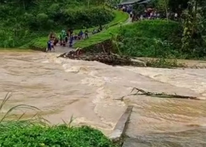 Nekat Seberangi Jembatan Cimedang yang Tersapu Banjiir, Pemuda di Pancatengah Tasik Hilang Terbawa Arus