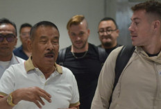 Mariano Peralta Tiba di Bandung, Disambut Hangat WHU dan Bobotoh di Stasiun Tegalluar
