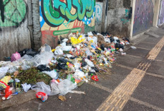 Sampah Menggunung di Pusat Kota Tasikmalaya, Warga Keluhkan Bau Menyengat dan Gangguan Estetika